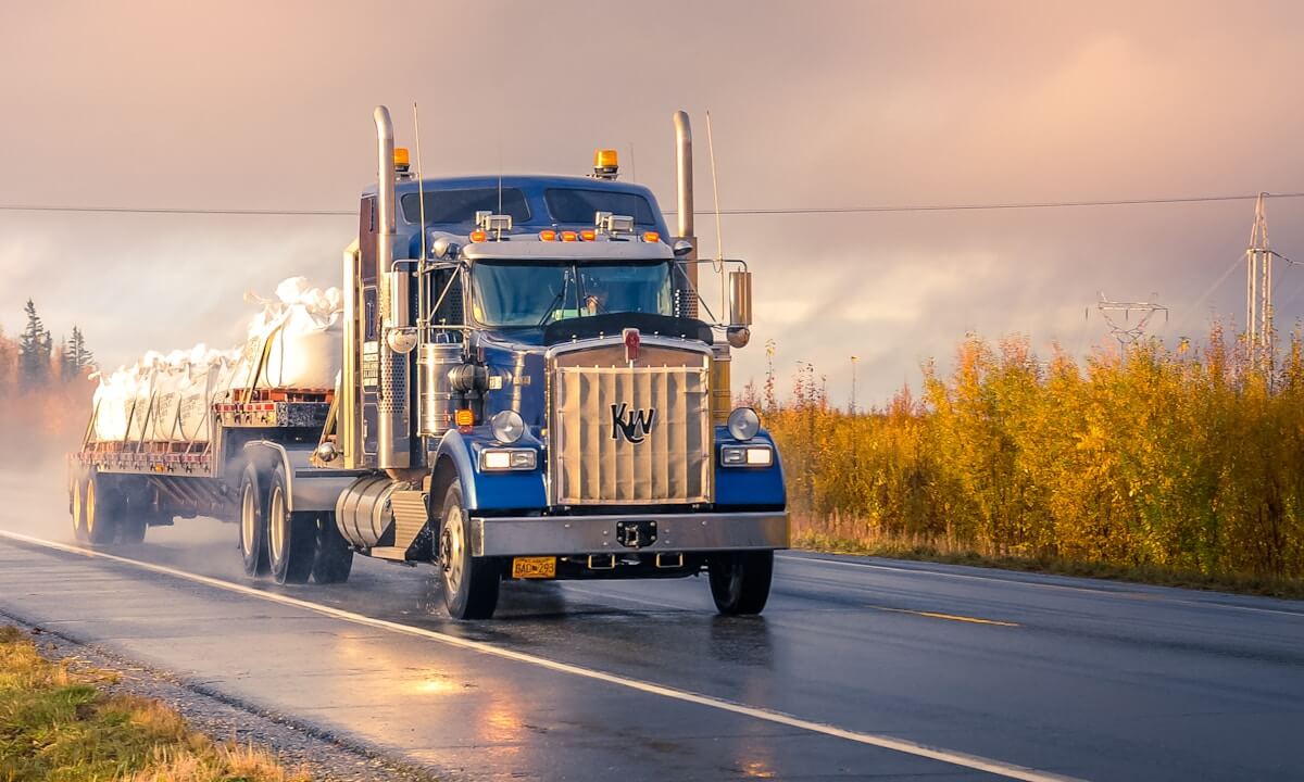 photo-1591768793355-74d04bb6608f