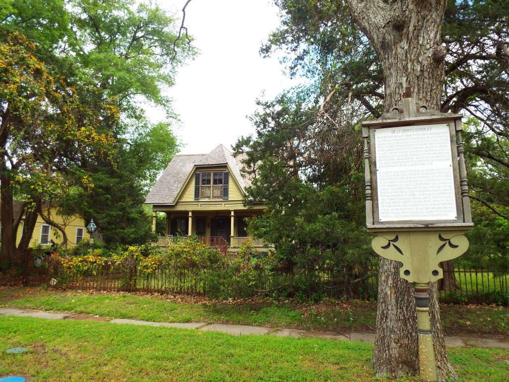 L. E. Griffith House, 805 First St, Terrell, Texas