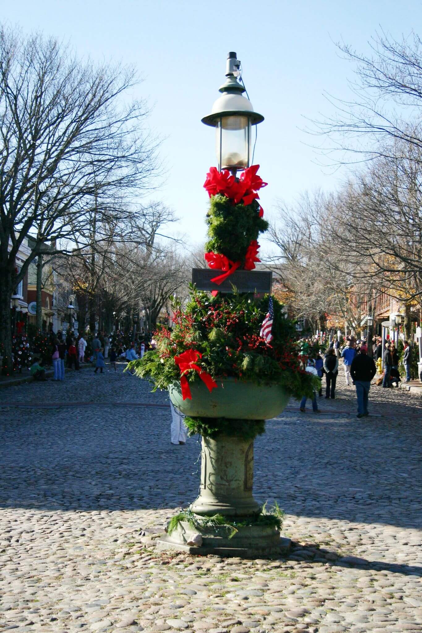 NANTUCKET XMAS STROLL STROLL FOUNTAIN cr Michael Galvin